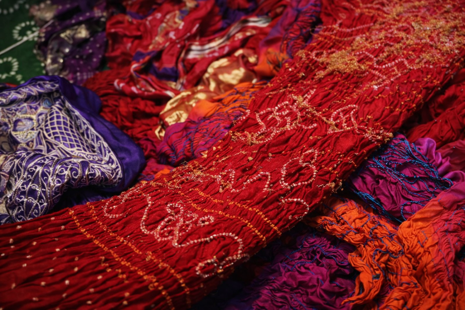 Bandhani saree tie-dye process